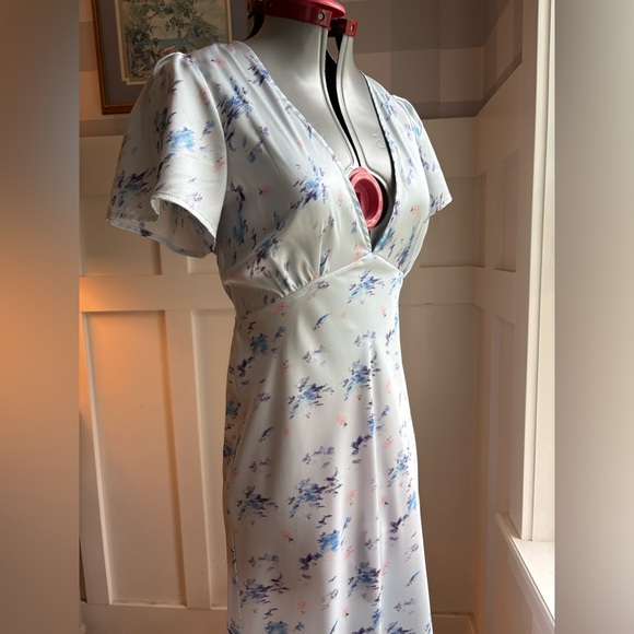 Floral V-Neck Maxi Dress Size Medium - Picture 4 of 10